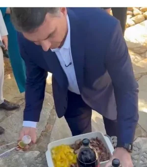 Flávio Bolsonaro serve churrasco a jornalistas e critica decisão de Moraes