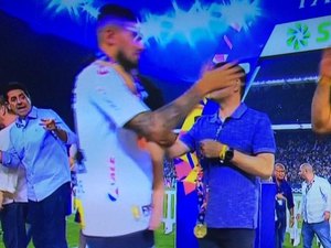 De camiseta da CBF com número 17, Major Olímpio (PSL) entrega medalhas ao Corinthians