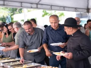 Durante festa de emancipação prefeito mostra porque é campeão de votos no Sertão