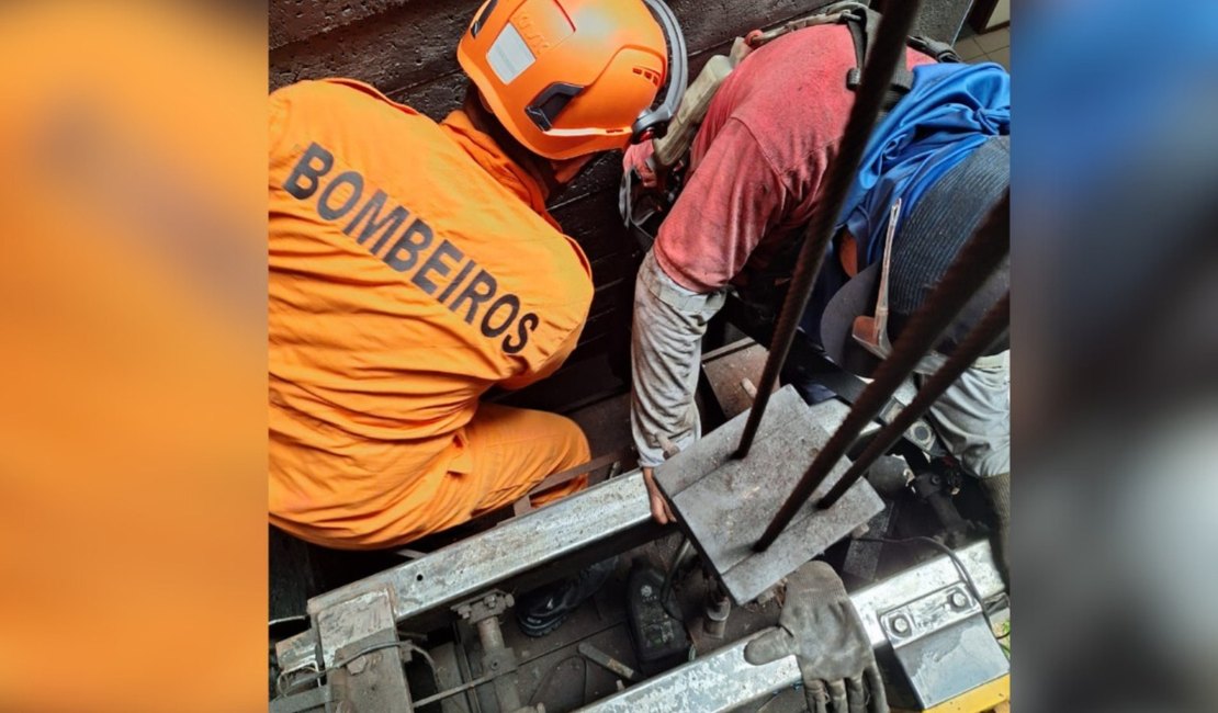Trabalhador tem pé prensado por elevador durante serviço na Ponta Verde