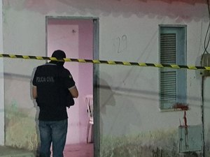 Mulher mata marido na porta da própria casa