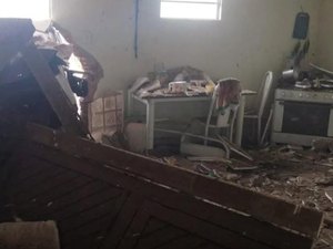 Condutor perde controle direcional do veículo e picape bate em residência em Campo Grande