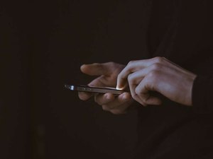 Homem cai em golpe e perde R$ 2,6 mil após trocar nudes no WhatsApp
