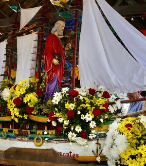 Maragogi encerra celebração a São Pedro com procissão marítima