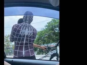 Homem-Aranha salta de trenzinho da alegria, enforca e derruba criança