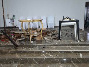 [Vídeo] Ventania arremessa madeiras da casa pastoral e atinge igreja em Traipu