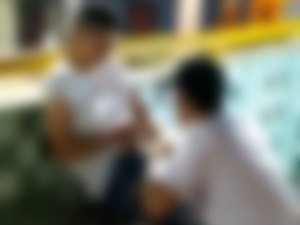 Vídeo supostamente gravado em cidade do agreste viraliza ao mostrar sexo oral entre jovens em plena praça pública