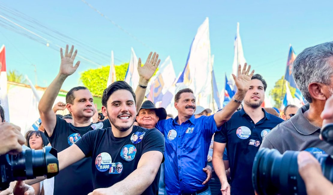 Marlan Ferreira e Felipe Boró comandam ato histórico e levam onda azul às ruas de Limoeiro de Anadia