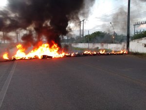 [Vídeo] Trechos da AL 101 Sul estão interditados por protestos