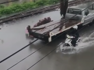 [Vídeo] Ruas que margeiam a linha do trem no bairro Primavera, em Arapiraca, ficam alagadas