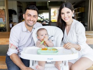 Mano Walter e Débora Silva celebram primeira papinha do filho: 'Tudo orgânico'