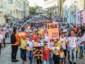 Caminhada reúne centenas contra violência sexual de crianças e adolescentes em Penedo