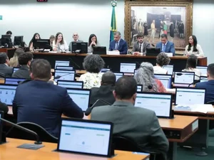 CCJ da Câmara adia análise de PEC sobre redução da maioridade penal