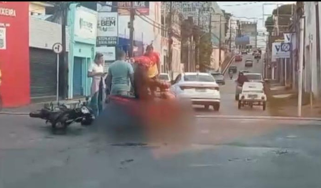 Colisão entre carro e motocicleta deixa mulher ferida no Centro de Maceió