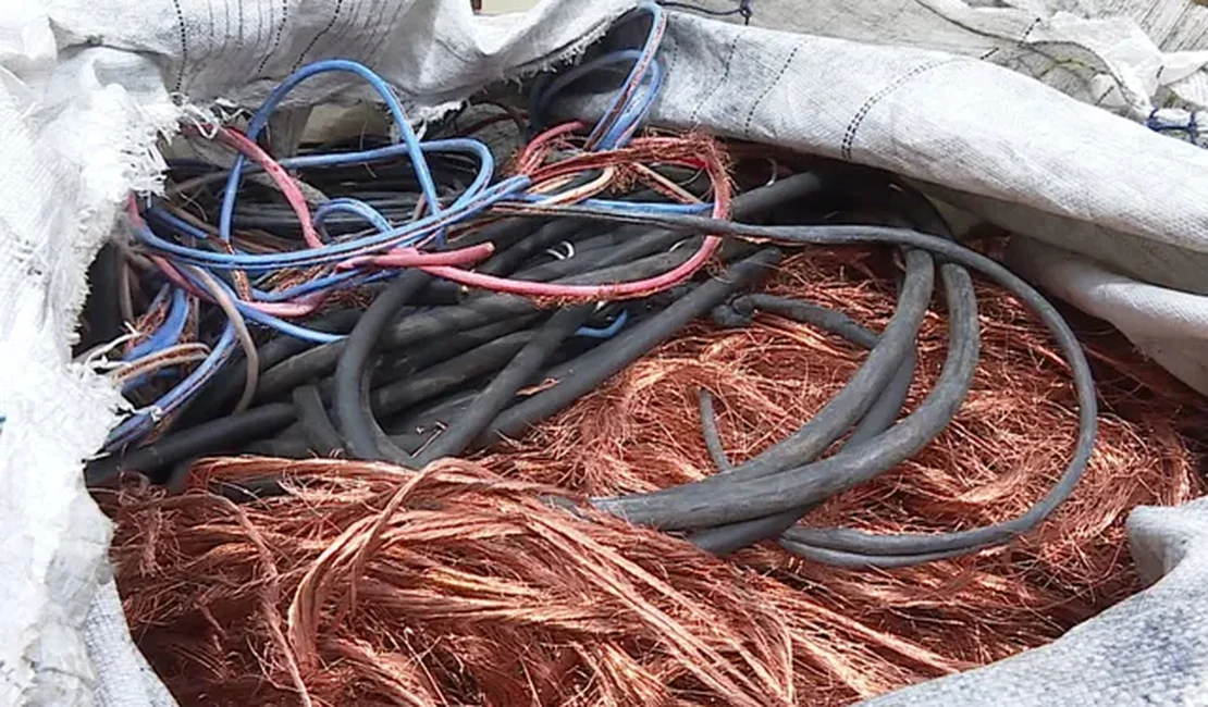 Dupla é detida por populares com mais de 20 metros de cabos de telefonia furtados na Jatiúca