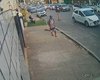Homem é flagrado quebrando estrutura metálica de placa de trânsito em Maceió