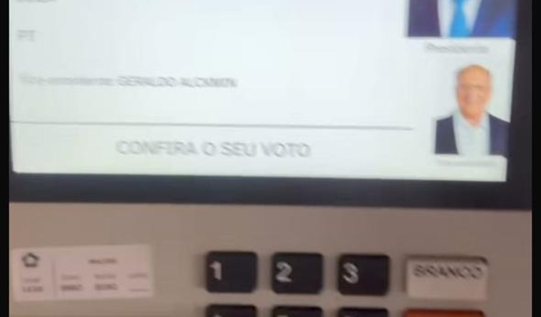 Influenciador filma urna eletrônica em Maceió e é denunciado ao TRE-AL