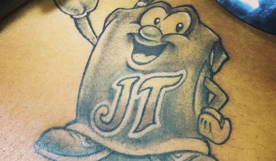 Jojo Todynho faz tatuagem entre os seios com desenho que originou nome artístico