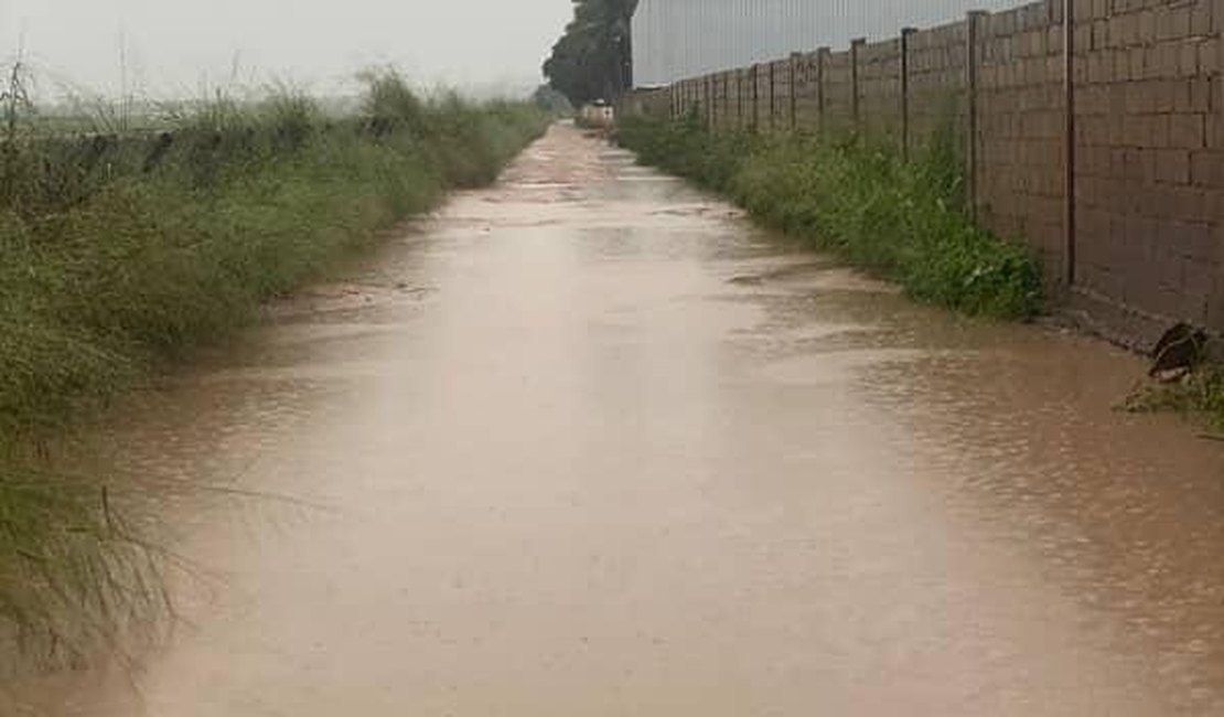 Chuva constante alaga bairros de Arapiraca e deixa moradores ilhados