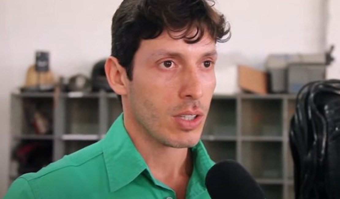 [Vídeo] Após crise, Daniel Rocha volta a cobrar medicação ao Estado para tratar problema de pele