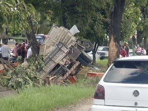 Motorista perde controle e colide com caminhão em árvore em Maceió 