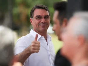 Flávio Bolsonaro diz que Zema seria “um grande vice” e afaga Tarcísio