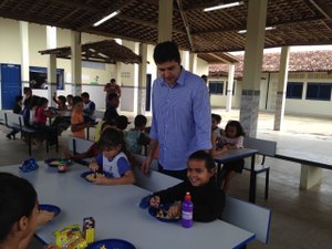 Após reforma, prefeito Rui Palmeira visita escola no Benedito Bentes II