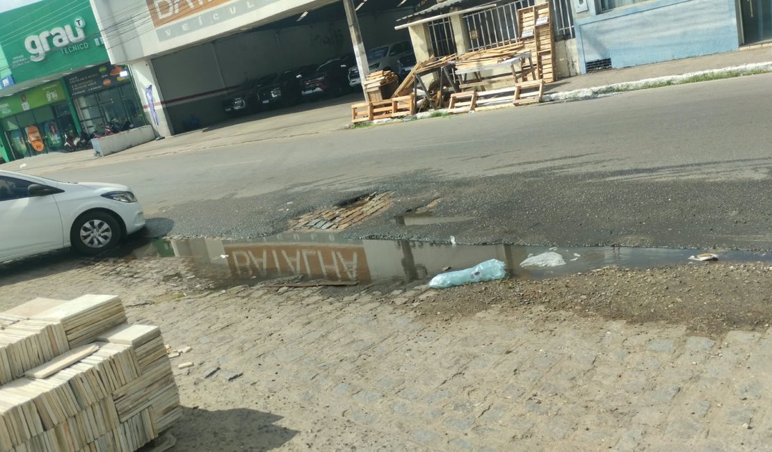 Comerciante denuncia vazamento de água há quase dois anos em Arapiraca