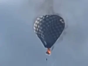Vídeo mostra pessoa pendurada em balão em chamas antes de cair no México