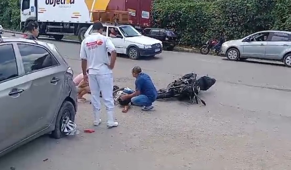 [Vídeo] Acidente envolvendo um carro e uma moto deixa uma pessoa ferida, em Rio Novo