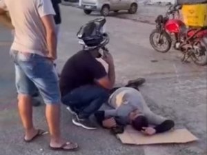 [Vídeo] Acidente entre carro e moto deixa uma pessoa ferida na Avenida Menino Marcelo