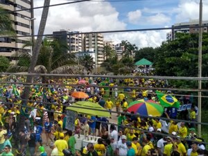 Manifestantes fazem ato em apoio ao presidente Bolsonaro em Maceió