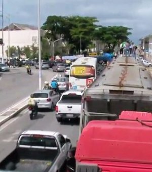 Após ordem de juiz, manifestantes continuam bloqueando Porto de Maceió