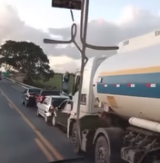 Acidente envolvendo quatro carros e uma carreta tanque deixa trânsito interditado em Marechal Deodoro
