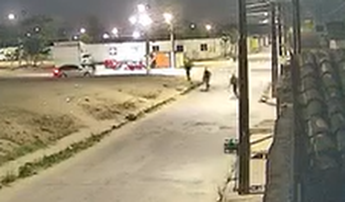 [Vídeo] Dupla é baleada durante ataque a tiros no bairro Mata do Rolo, em Rio Largo