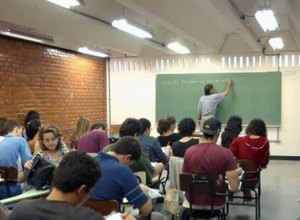 Mais de 551 mil estudantes fazem provas do Enade neste domingo