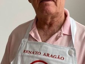 Fora da Globo, Renato Aragão posa com avental do MasterChef para cozinhar