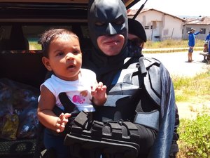 Homem fantasiado de Batman leva presente para crianças carentes em Palmeira dos Índios