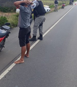 Motociclista inabilitado e sem capacete tenta fugir da polícia mas é preso em Taquarana