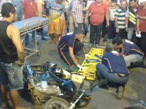 Acidente entre moto e carro no centro de Arapiraca