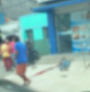 Homem em situação de rua é atacado a pedradas em frente à clínica no Jacintinho