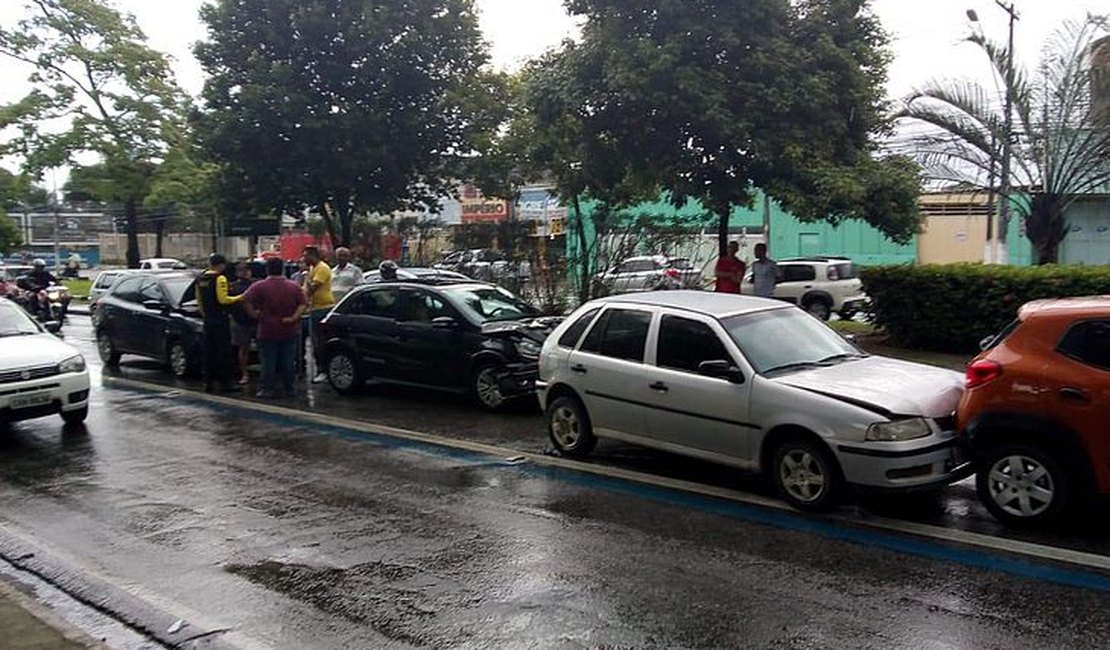 Acidente envolvendo cinco carros chama atenção na Av. Fernandes Lima
