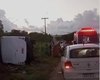 Micro-ônibus capota nas proximidades do trevo de acesso à Pindorama, no município de Coruripe