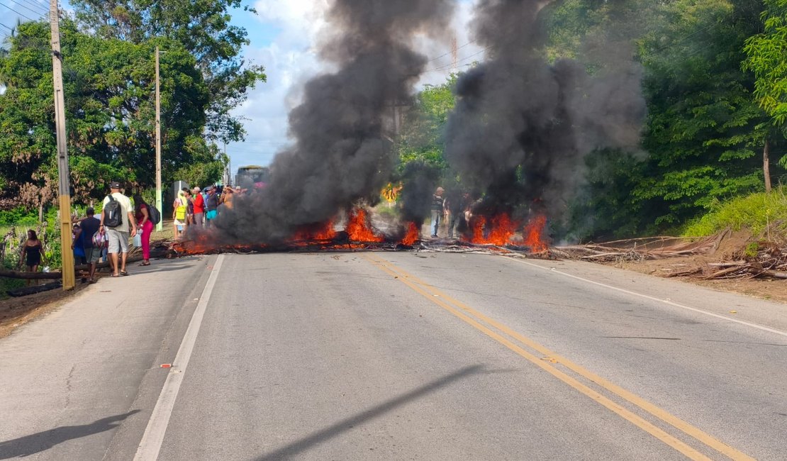[Vídeo] Moradores bloqueiam rodovia AL-101 Norte na Barra de Santo Antônio