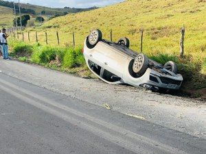 Condutor perde controle do veículo e capota na AL-465, em Porto Calvo
