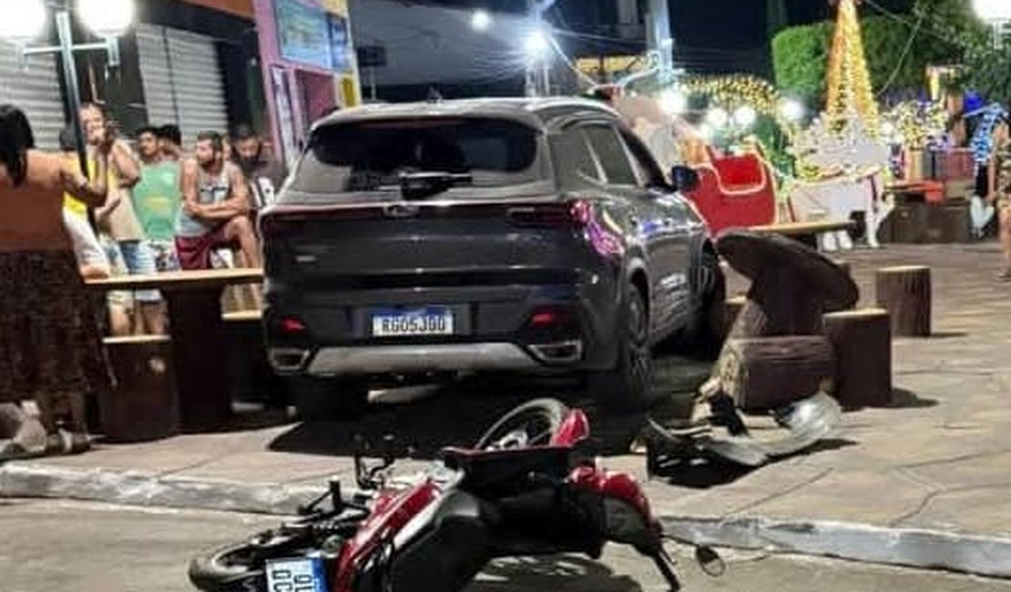 Carro conduzido por médico atinge moto e comércios ao invadir calçadão em Feira Grande