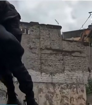 Policial é baleado por tiro de fuzil durante operação no Complexo do Alemão no Rio de Janeiro