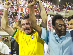 “Ele vai continuar sendo rei na condição de anjo, brilhando diante de Deus”, disse Cícero Almeida que esteve com Pelé em 2010