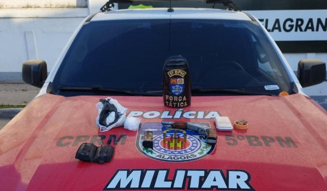 Polícia apreende drogas, arma e munições em residência no bairro Benedito Bentes, em Maceió