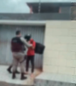 Policial militar é flagrado agredindo entregador durante abordagem em Maceió
